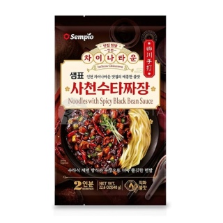 Makaron z sosem z czarnej fasoli Jjajang (Jajangmyeon) 640g SEMPIO 640g